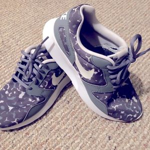 Women’s gray and white leopard sneakers!